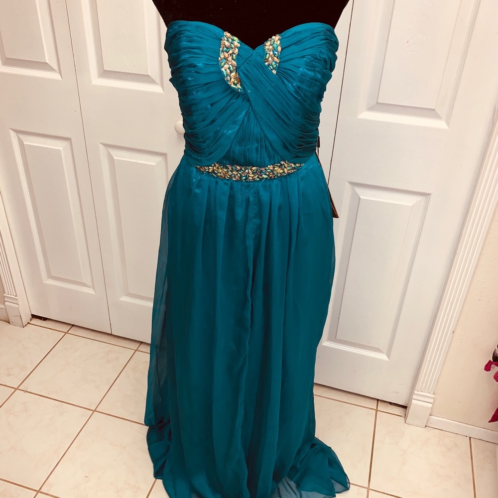 Formal gown- Princes A line Silhouette - Picture 2 of 6